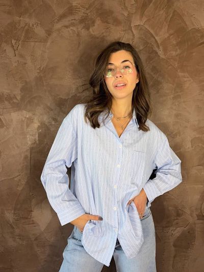 Camicia donna a righe azzurre con punti luce indossata primavera estate - La Mer