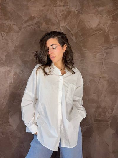Camicia donna in cotone bianca oversize indossata primavera estate - La Mercerie