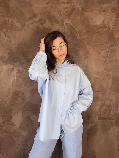 Camicia donna in cotone azzurr oversize indossata primavera estate - La Mercerie