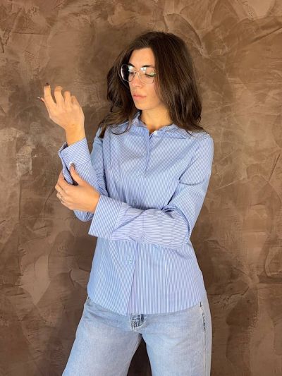 Camicia donna stroncata a righe azzurre indossata primavera estate - La Mercerie