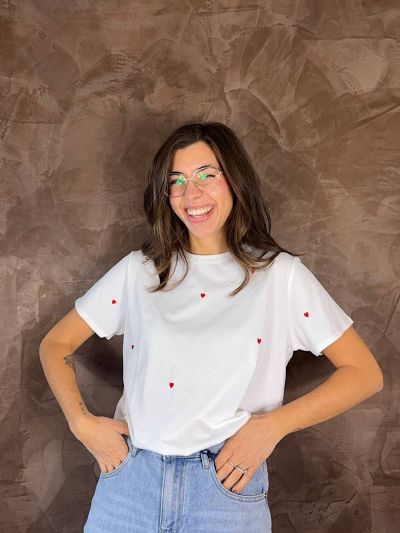 T-shirt donna Love bianca in cotone con cuoricini ricamati primavera estate