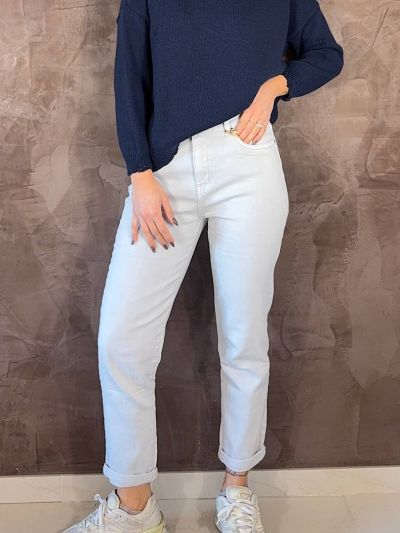 Jeans donna mom fit ghiaccio elasticizzato indossato - La Mercerie