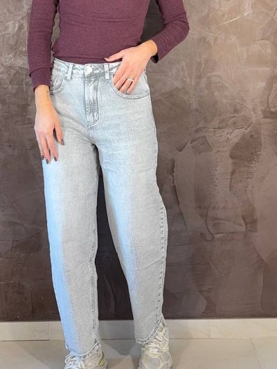 Jeans donna baggy grey elasticizzato indossato - La Mercerie