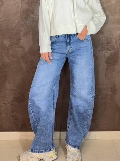 Jeans donna ad arco elasticizzato indossato - La Mercerie