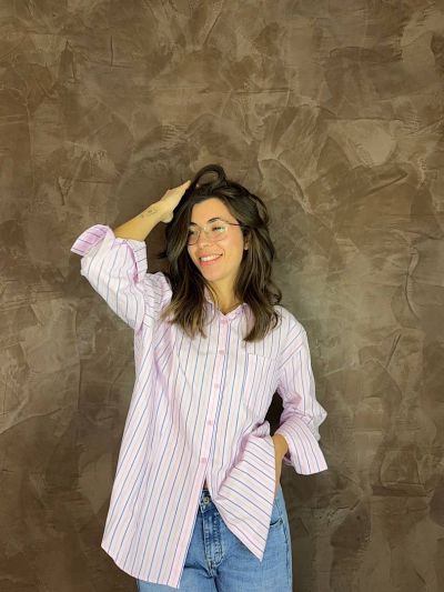 Camicia donna in cotone righe oversize indossata primavera estate - La Mercerie