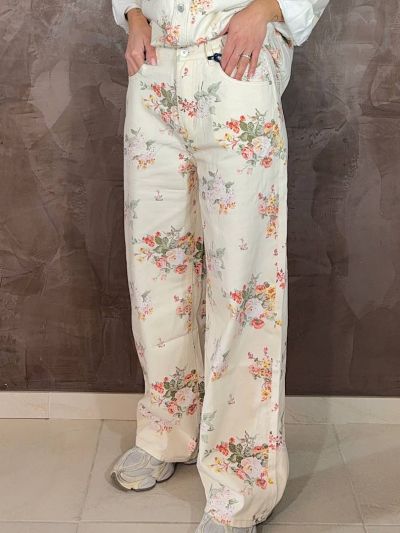 Jeans donna palazzo a fiori floreali chiari indossati primavera estate - La Merc