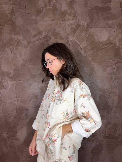 Camicia donna Flowers over con stampa floreale indossata primavera estate - La M