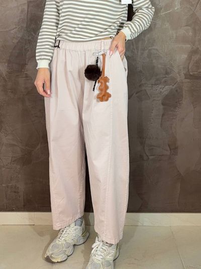 Pantalone donna in cotone a ovetto rosa chiaro indossato primavera estate - La M