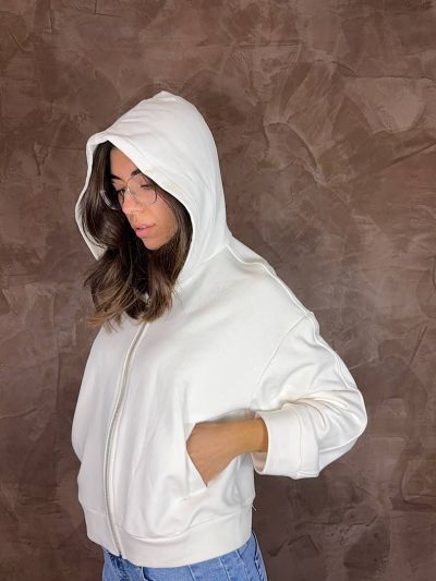 Felpa donna garzata con cappuccio bianca indossata - La Mercerie