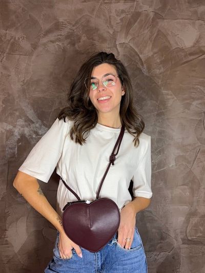 Borsa donna Love in ecopelle a cuore colore bordeaux indossata - La Mercerie