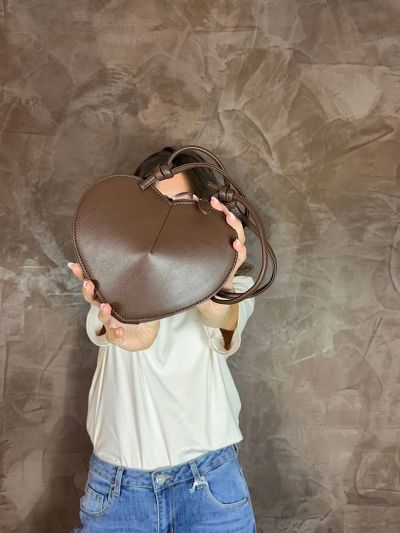 Borsa donna Love in ecopelle a cuore colore brown indossata - La Mercerie