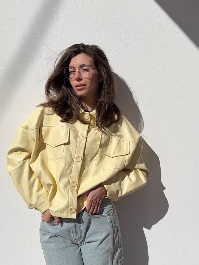 Giacca donna Desy colore giallo chiaro indossata primavera estate - La Mercerie