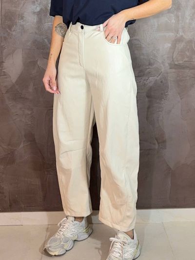 pantalone barrel panna in morbida ecopelle ideale per la primavera