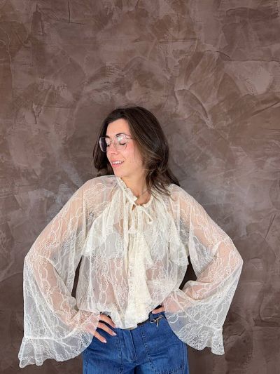 Camicia donna in pizzo taglia unica colore panna indossata primavera estate - La