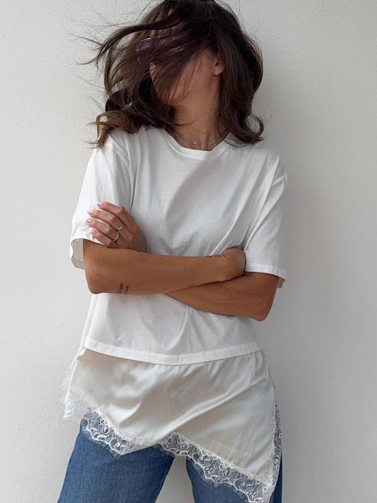 T-shirt bianca con inserto in raso e pizzo asimmetrico