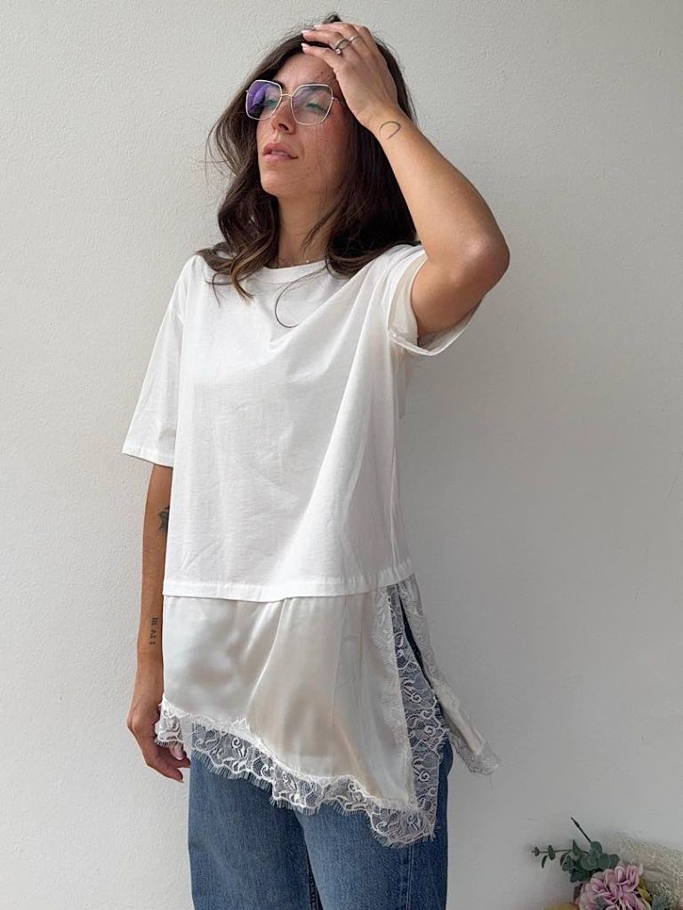 T-shirt bianca con inserto in raso e pizzo asimmetrico