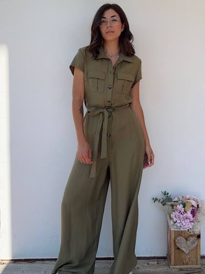 Tuta intera da donna verde militare con cintura in vita e bottoni frontali