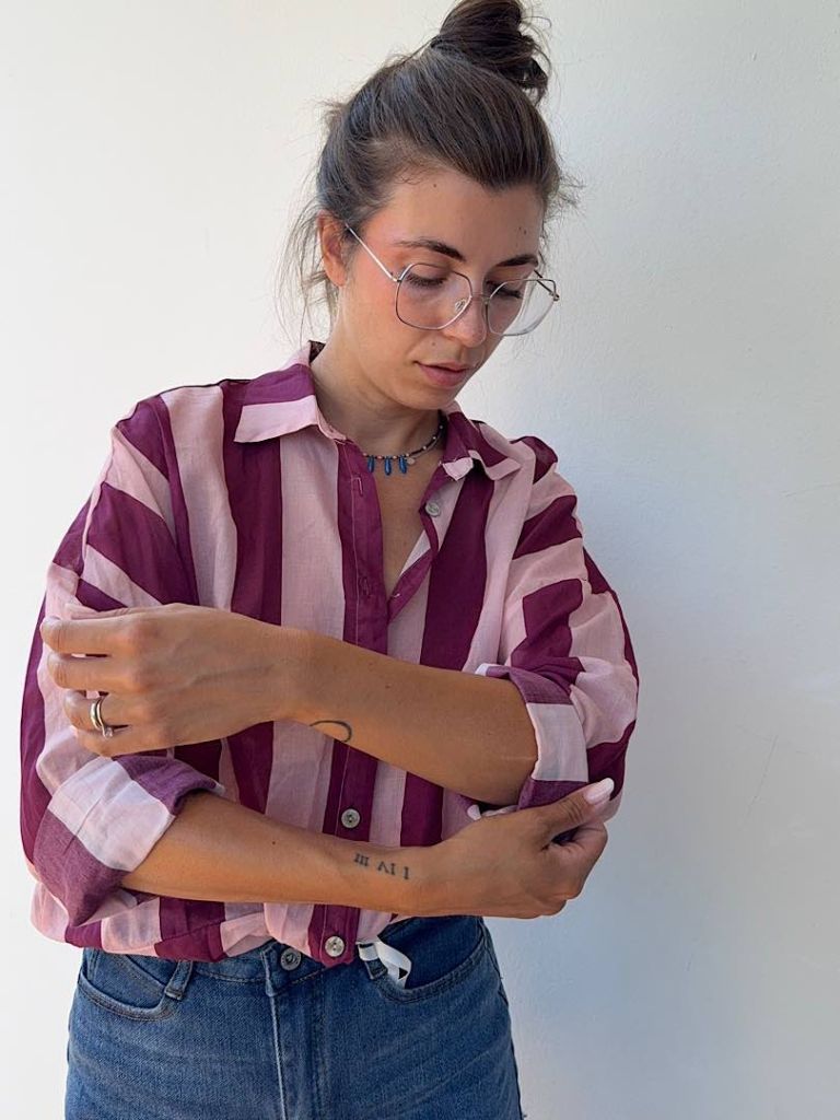 Camicia a righe prugna rosa